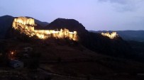 KOMMAGENE - Eski Kahta Kalesi Geceleri Göz Kamaştırıyor