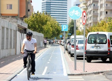 Motorlu Taşıtları Olmasına Rağmen 23 Yıldır Bisiklet Kullanıyor