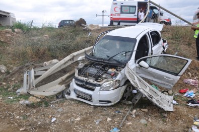 Otomobil Bariyerlere Saplandı Açıklaması 5 Yaralı