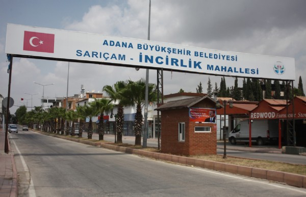 İncirlik Hava Üssü girişine esrarengiz afiş