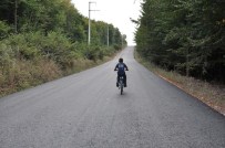 KORKULUK - Çocukların Köy Yollarında Bisiklet Keyfi