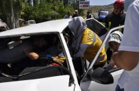 AHMET ÇıNAR - Otomobil Park Halindeki Araca Çarptı Açıklaması 6 Yaralı