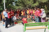 ULTRASLAN - Ultraslan Niğde Taraftar Grubu Şehit Astsubay Ömer Halisdemir'in Baba Ocağını Ziyaret Etti