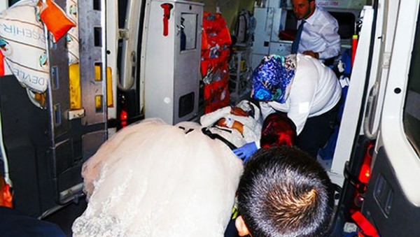 Yeni evli çift fotoğraf çekimine giderken kazaya karıştı; 7 yaralı
