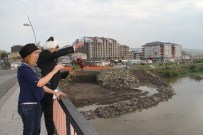 15 Temmuz Darbe Kalkışmasını Kura Nehri'ne Karanfil Atarak Protesto Etti