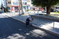KORKULUK - Düzce Mehmet Akif Caddesinde Korkuluklar Döşeniyor