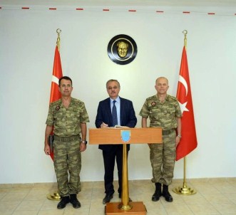 Edirne Valisi Özdemir, Mehmetçiklerle Karavana Yedi