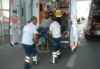 SAKARYA CADDESİ - Hafif Ticari Araç İle Otomobil Çarpıştı Açıklaması 4 Yaralı