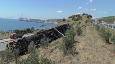 Kaplama Tekeri Patlayan TIR, TEM'den D-100'E Uçtu Açıklaması 1 Yaralı