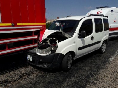 Sivas'ta Hafif Ticari Araç Park Halindeki Kamyona Çarptı Açıklaması 5 Yaralı