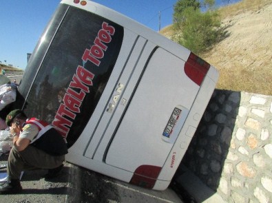 Afyonkarahisar'da Otobüs Kazası Açıklaması 9 Yaralı