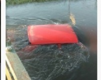 BALıKESIR MERKEZ - Balıkesir'de ilginç kaza! Araç su kanalına uçtu