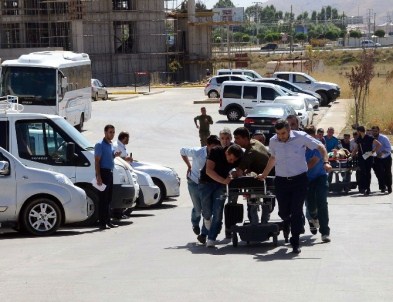 Bitlis'te Yaralılar Hastaneye Getirildi
