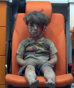 Enkazdan kurtarılan Suriyeli çocuğun insanlığı utandıran görüntüsü