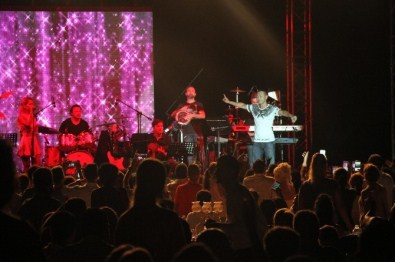 Serdar Ortaç, İskenderun'da Açık Hava Konserinde Sahne Aldı