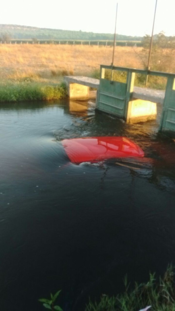 Balıkesir'de ilginç kaza! Araç su kanalına uçtu