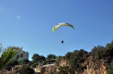 Antalya'da Paraşütçüler Yasağa Direniyor