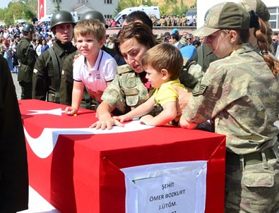 Bitlis'te şehit olan askerler ve korucu için tören