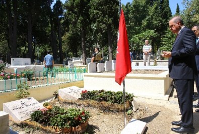 Cumhurbaşkanı Erdoğan, Arkadaşı Erol Olçok Ve Oğlunun Mezarlarını Ziyaret Etti