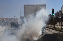 KAMYON ŞOFÖRÜ - Egzozundan Aşırı Duman Çıkartan Kamyonet Trafiği Tehlikeye Düşürdü