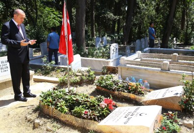 Erdoğan şehit Erol Olçok ve oğlunun mezarında