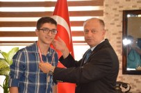 DEVLET MEMURU - Kaymakamdan Başarılı Öğrenciye Tebrik