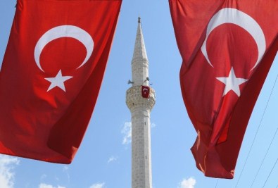 Erdemli'de Yer Gök Al Bayrak