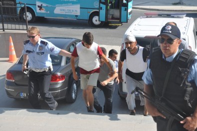 Kola Kola Kelepçelendiler