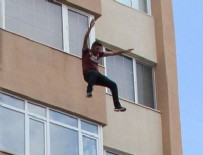 Onlarca kişinin gözü önünde 5. kattan atladı