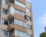 Onlarca Kişinin Gözü Önünde 5.Kattan Böyle Atladı