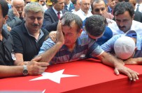 ŞEHİT CENAZESİ - Şehit oğlunun tabutuna sarılarak sela okudu