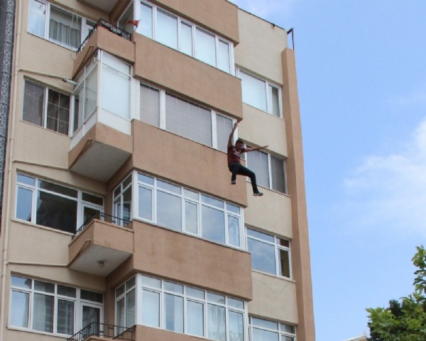 Onlarca kişinin gözü önünde 5. kattan atladı