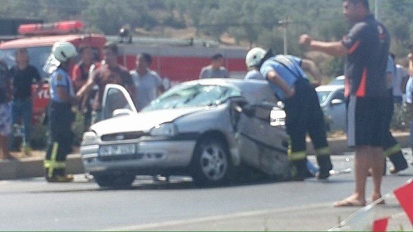 Otomobil ikiye bölündü