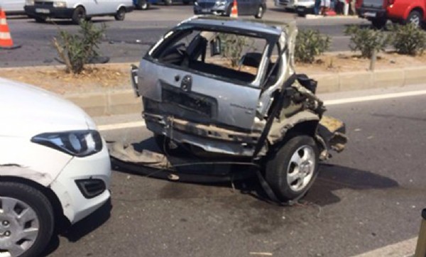 Otomobil ikiye bölündü