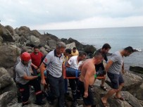 BALIK TUTMAK - Balık Tutarken Kayalıkların Arasına Düştü