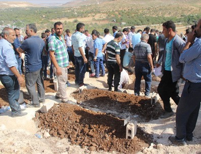 Gaziantep saldırısında hayatını kaybedenler toprağa veriliyor