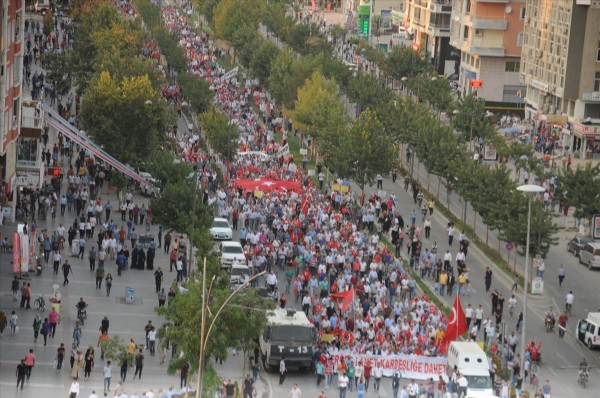 Batman'da 'teröre lanet kardeşliğe davet' yürüyüşü