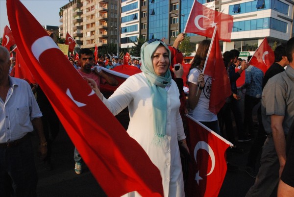 Batman'da 'teröre lanet kardeşliğe davet' yürüyüşü