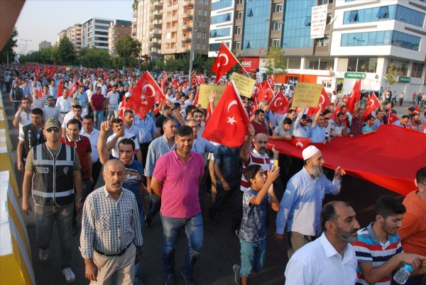 Batman'da 'teröre lanet kardeşliğe davet' yürüyüşü