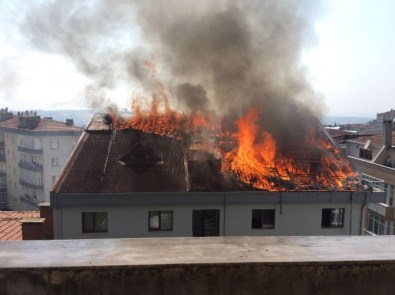 5 Katlı Binanın Çatısı Alevlere Teslim Oldu