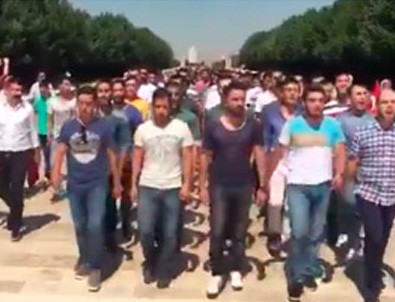 Askeri okul öğrencileri Anıtkabir'e yürüdü