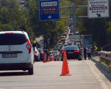 Bursa'da Emniyetin Bulunduğu Cadde Kapatıldı