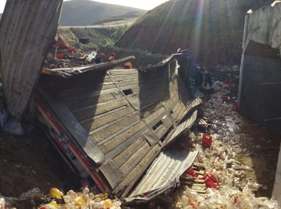 TIR Şarampole Uçtu, Meşrubatlar Dereye Saçıldı