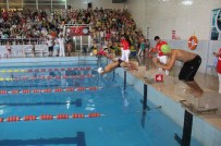 ENGELLİ ÇOCUK - Yüzerek Engellileri Aştılar