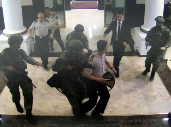 Komutanların rehin alınma görüntüsü ortaya çıktı