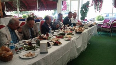 AK Partililer Basın Mensuplarıyla Kahvaltıda Buluştu