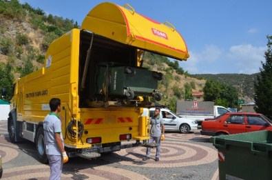 Bilecik Belediyesi Tarafından Çöp Konteynerleri Yıkanarak Dezenfekte Ediliyor