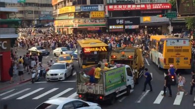 Binlerce insan peşinde!