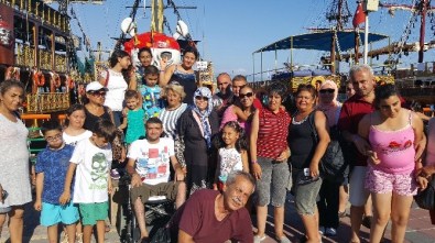 Engelsiz Yaşam Ve Farkındalık Derneği Üyesi 80 Engelli Çocuk Ve Genç Antalya'yı Gezip, Eğlendi