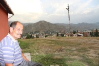 ORMAN MUHAFAZA MEMURU - Tilkiyi Eliyle Besliyor